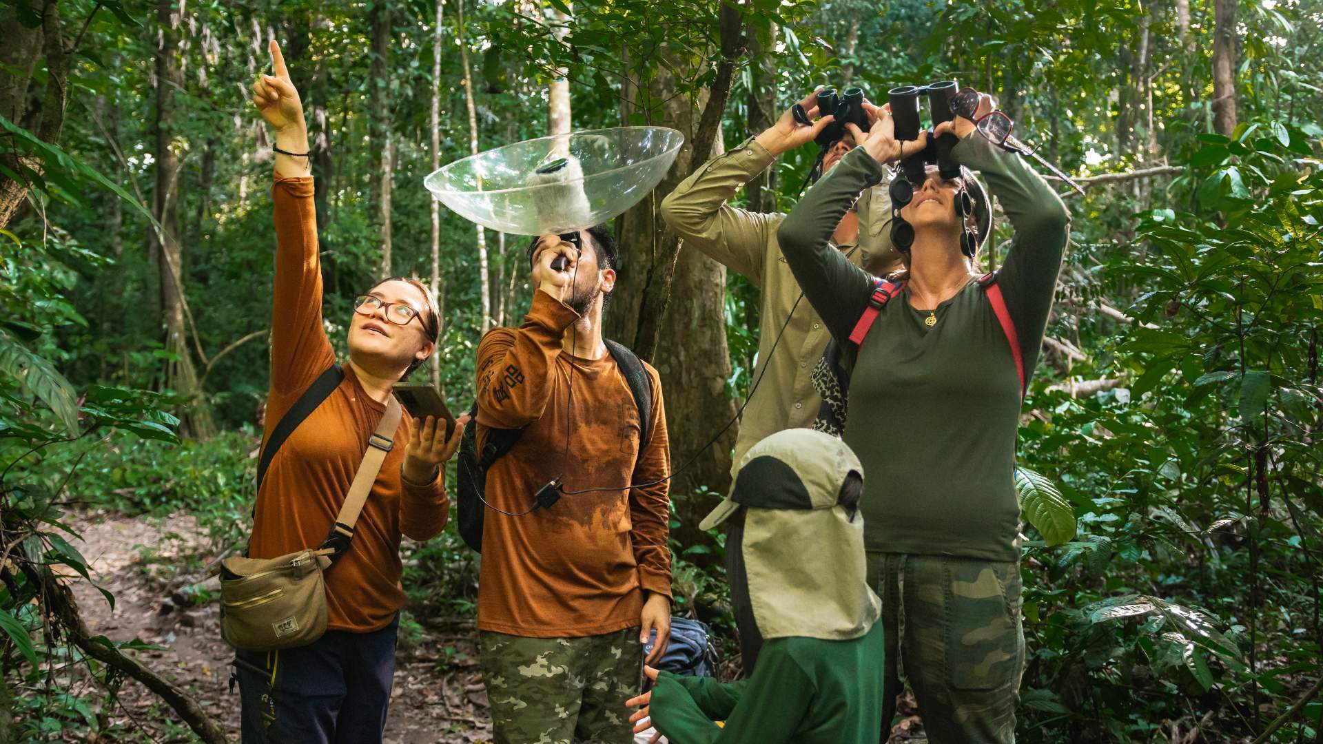 Tambopata-Research-Center-Guests-participating-in-the-8-primates-project-by-Carlos-Gonzales