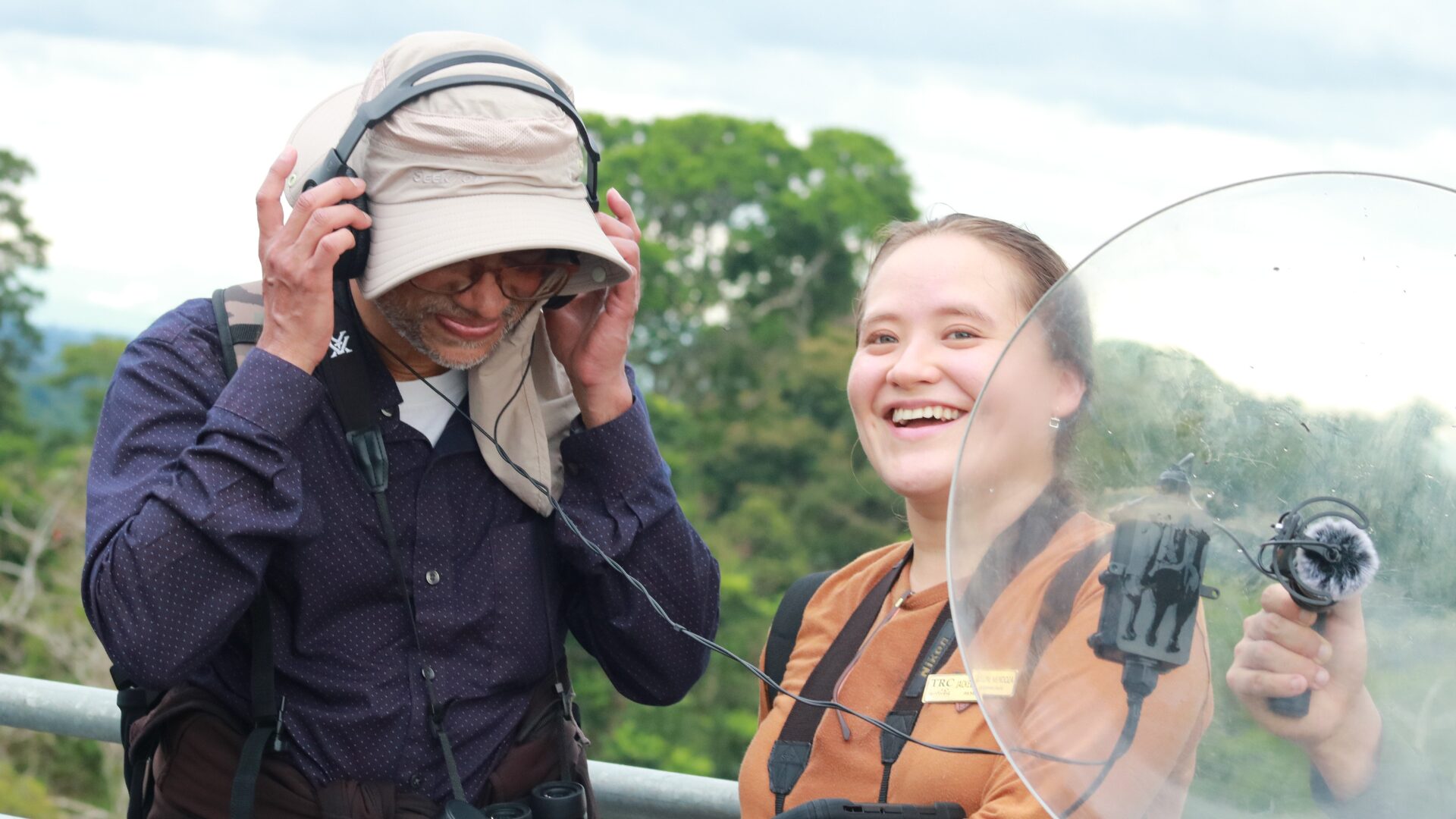 Jackeline Mendoza with a passenger doing citizen science activities.
